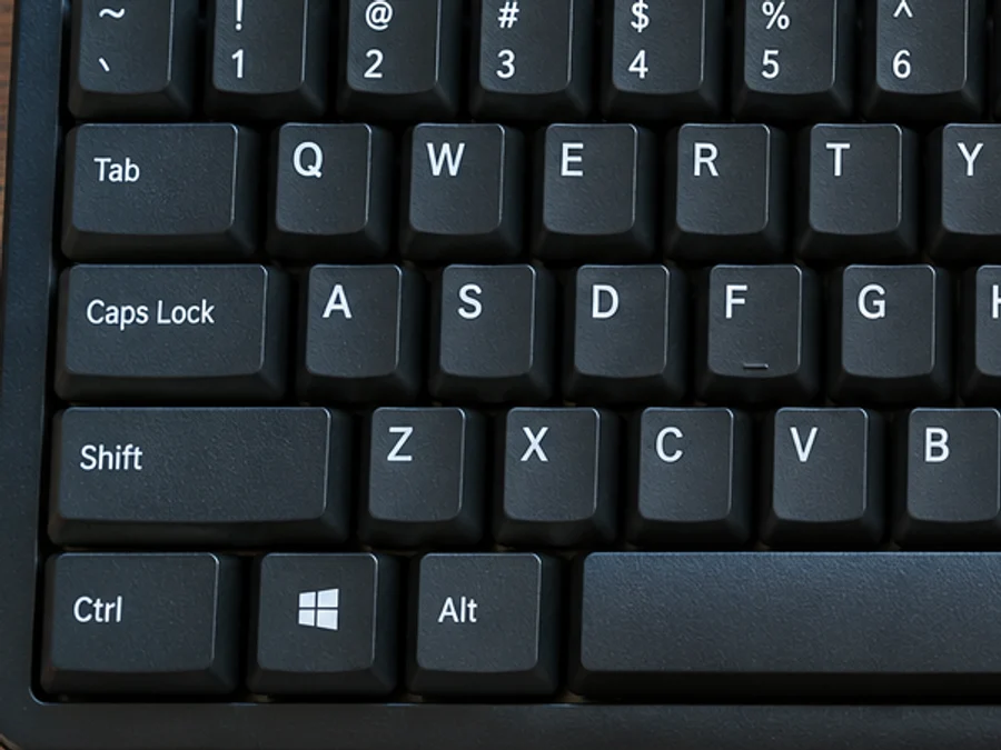 물리 키보드 왼쪽 아래 Ctrl, 그 위 Shift, QWERTY 문자 줄의 T 키를 보여주는 생성 재현